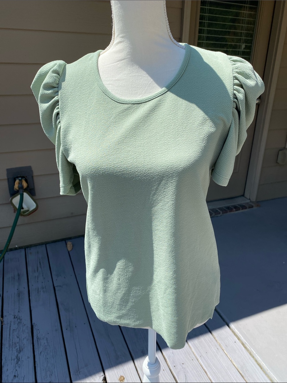 4/$20 green puffy sleeved blouse